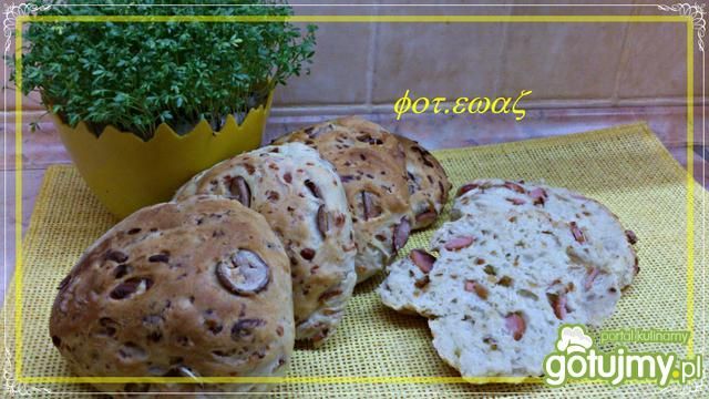 Bułki z mozzarellą, parówką i cebulą Bułki z mozzarellą, parówką i cebulą