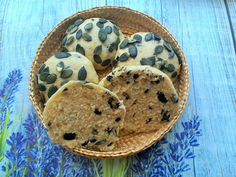 Bułki z oliwkami i pestkami dyni Bułki z oliwkami i pestkami dyni