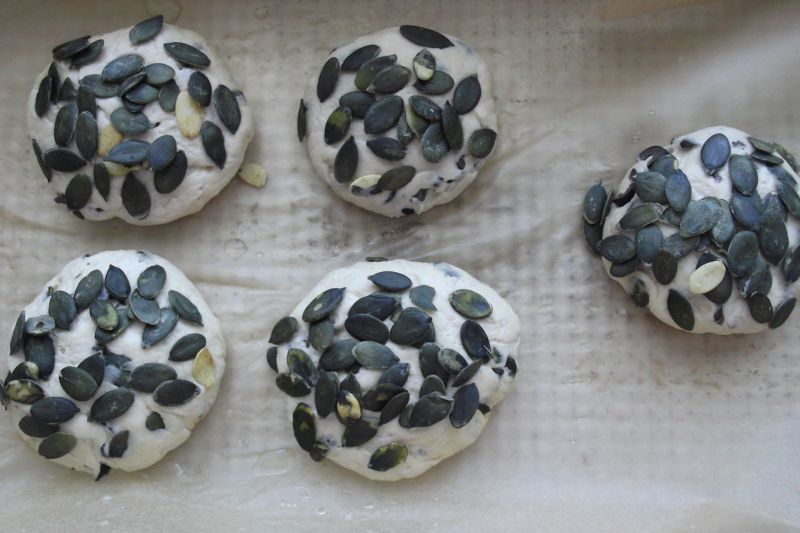 Bułki z oliwkami i pestkami dyni