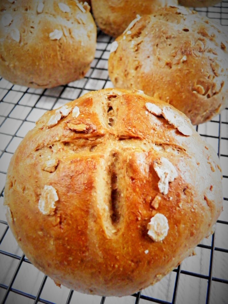 Bułki z płatkami orkiszowymi i karobem