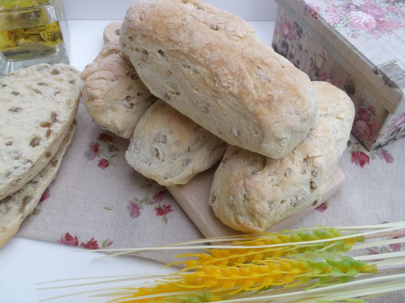 Bułki z prażonym słonecznikiem Bułki z prażonym słonecznikiem