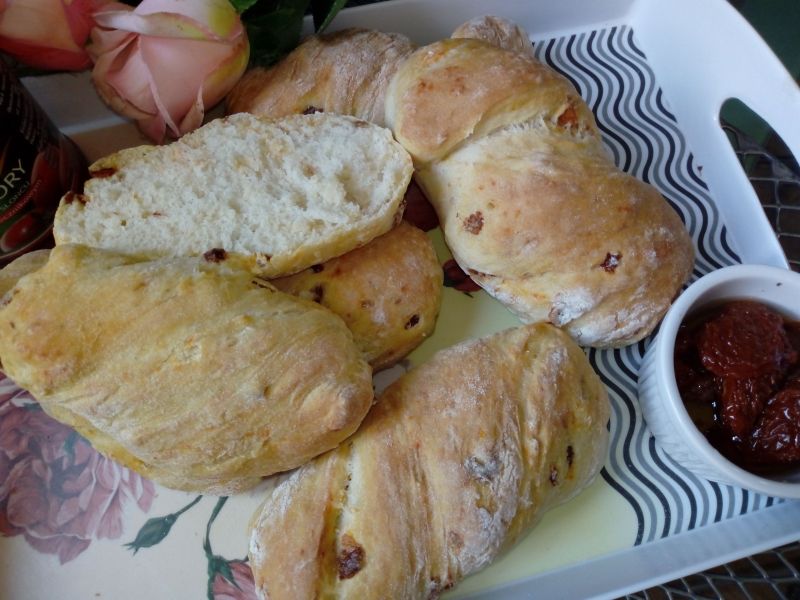 Bułki z suszonymi pomidorami Bułki z suszonymi pomidorami