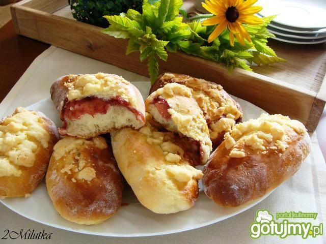 Bułki z truskawkami i kokosową kruszonką