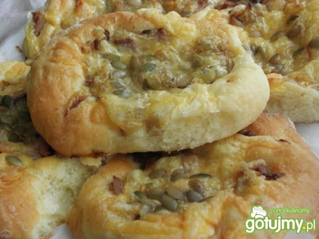 Bułki z wędzonym kurczakiem. Bułki z wędzonym kurczakiem.