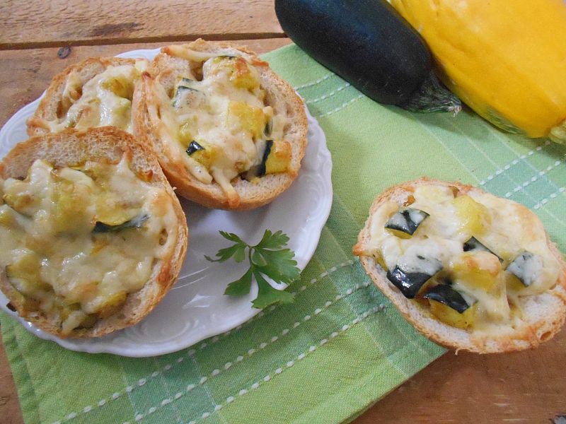 Bułki zapiekane z cukinią