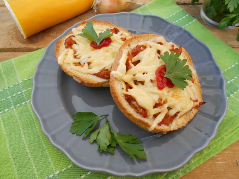 Bułki zapiekane z cukinią i serem