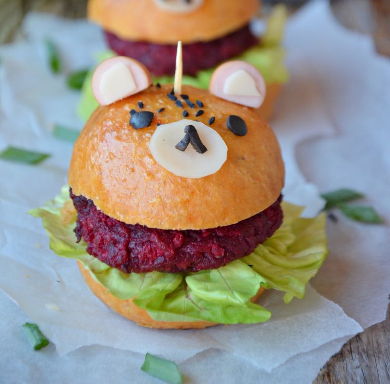 Buraczane Misio-burgery z paprykowymi bułeczkami Buraczane Misio-burgery z paprykowymi bułeczkami