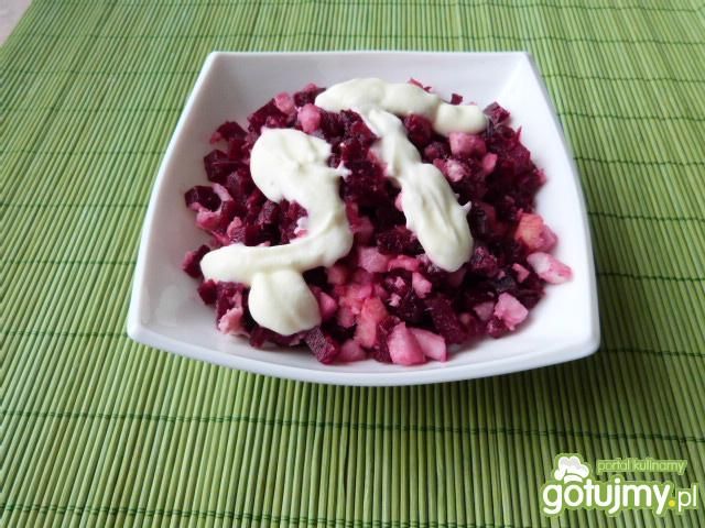 Buraczki czerwone z jabłkami i chrzanem