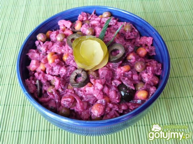 Buraczki czerwone z kukurydzą i oliwkami