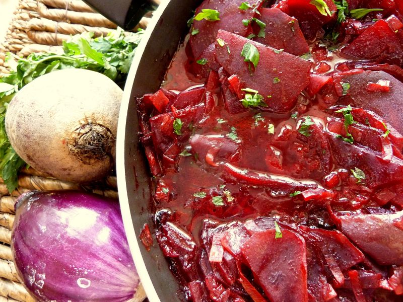 Buraczki duszone z porem i czerwoną cebulą