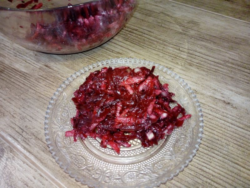 Buraczki na zimno z jabłkiem i cebulą