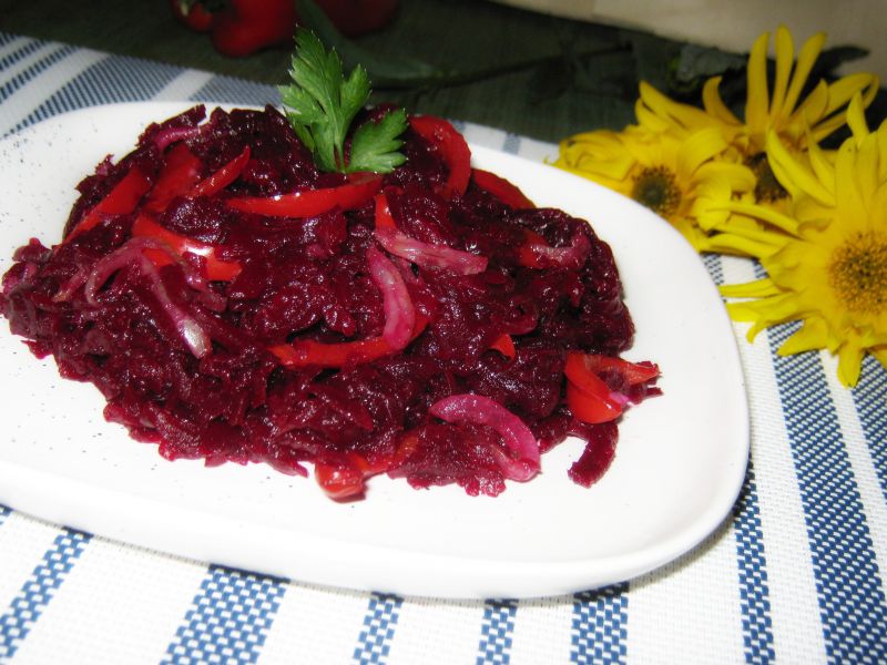 Buraczki z papryką i cebulą