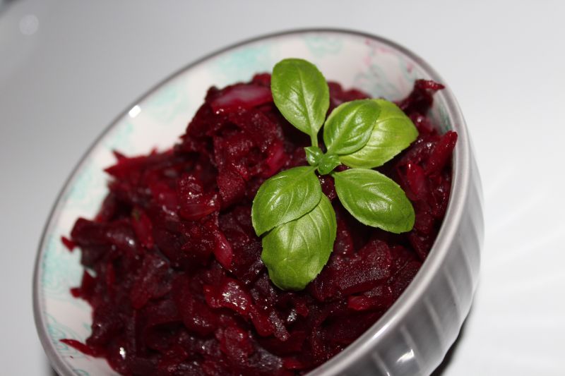 Buraczki z podsmażona cebulką Buraczki z podsmażona cebulką