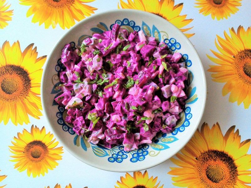 Buraczkowa sałatka z papryką i cebulą  Buraczkowa sałatka z papryką i cebulą