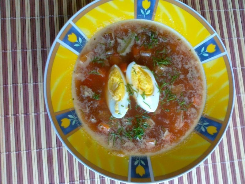 Buraczkowa z jogurtem podana z jajkiem 