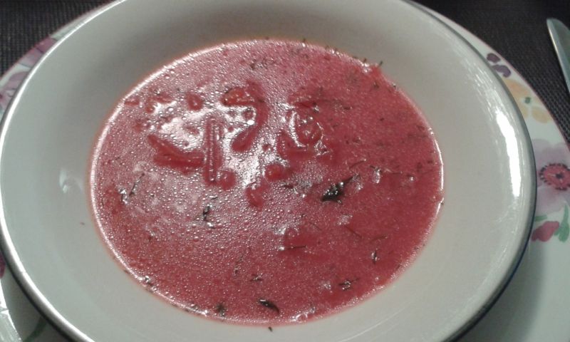 Buraczkowa zupa z tartych warzyw
