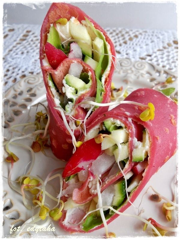 Buraczkowe naleśniki z chrupiącym nadzieniem Buraczkowe naleśniki z chrupiącym nadzieniem