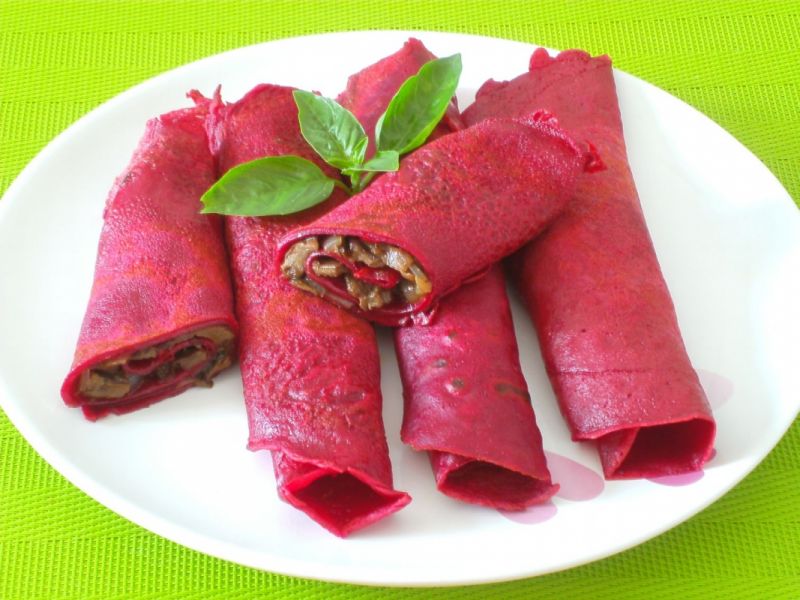 Buraczkowe naleśniki z grzybami Buraczkowe naleśniki z grzybami