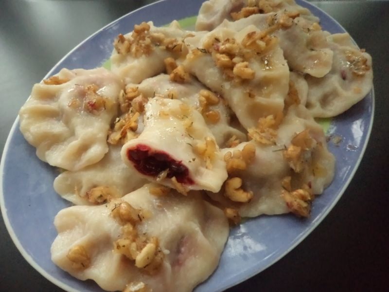 Buraczkowe pierogi z masłem i orzechami włoskimi Buraczkowe pierogi z masłem i orzechami włoskimi