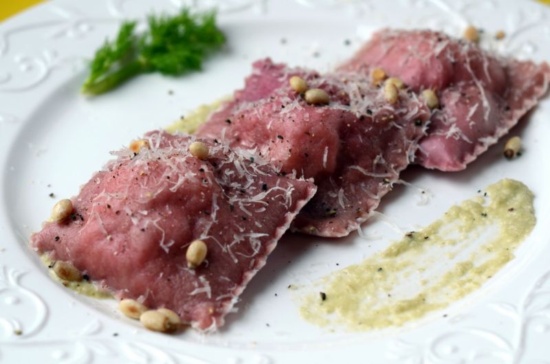 Buraczkowe ravioli z łososiem i kozim serkiem