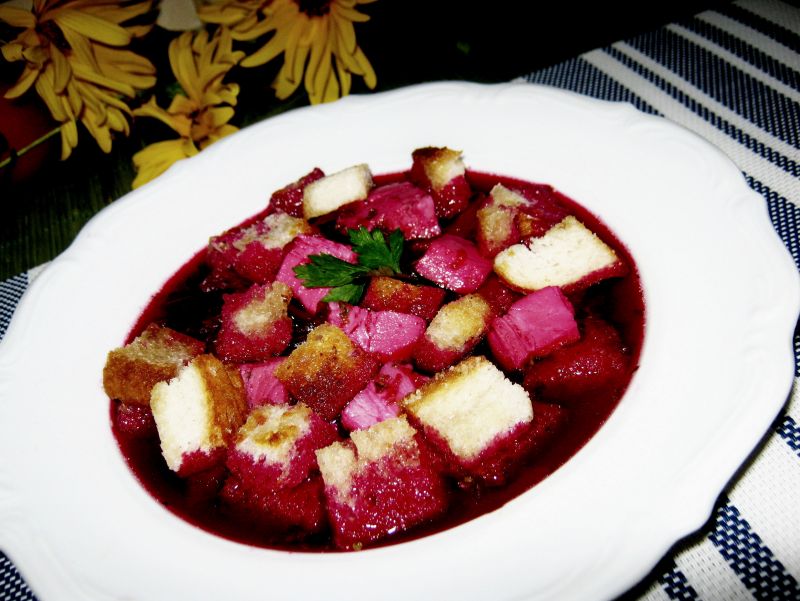 Buraczkowy barszczyk z grzankami