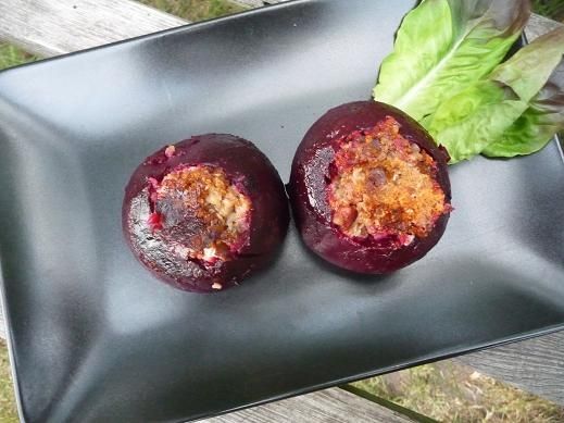 Buraki z grilla nadziane kaszą, boczkiem i fetą