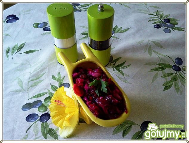 Buraki z ogórkiem i rodzynkami  Buraki z ogórkiem i rodzynkami