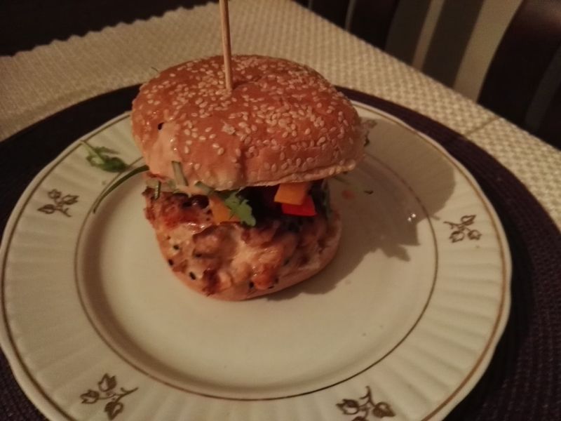 Burger łososiowy teriyaki Burger łososiowy teriyaki