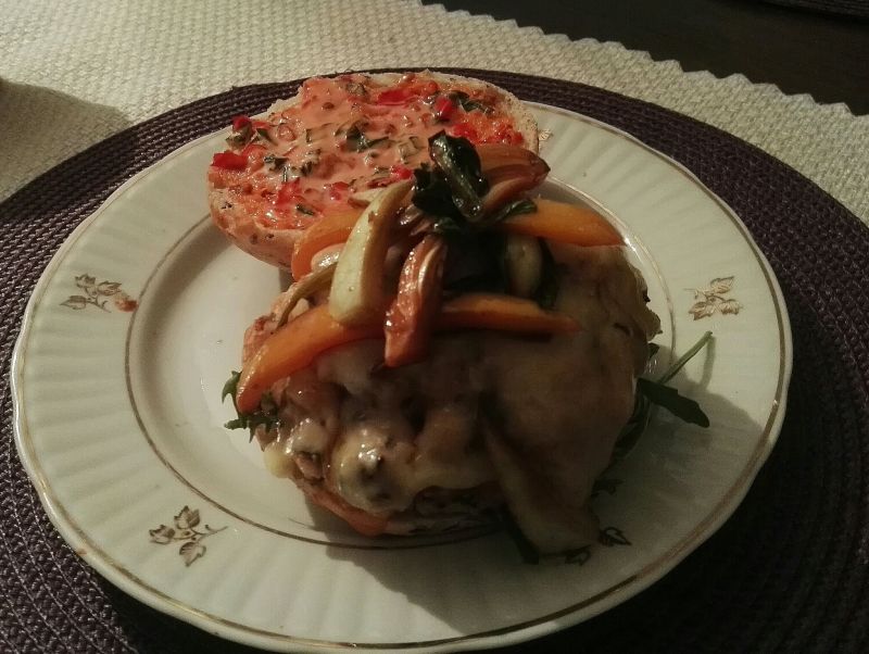 Burger na ostro, z warzywami w sosie chili