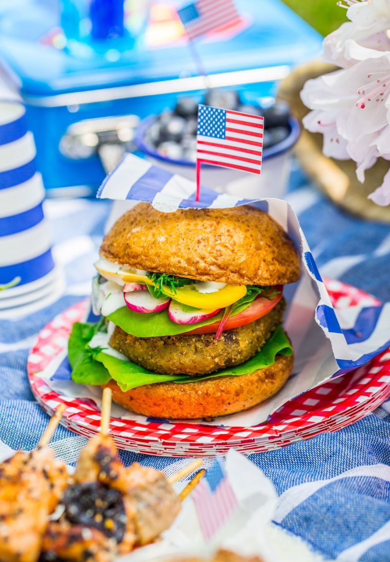 Burger wegetariański z awokado i śliwką Burger wegetariański z awokado i śliwką