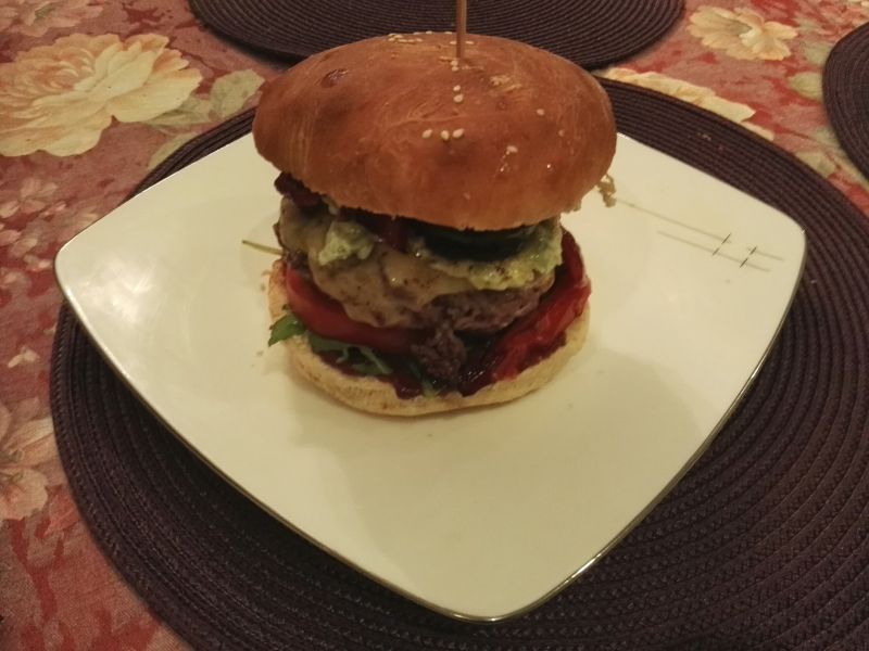 Burger wołowy z warzywami i sosem z awokado Burger wołowy z warzywami i sosem z awokado