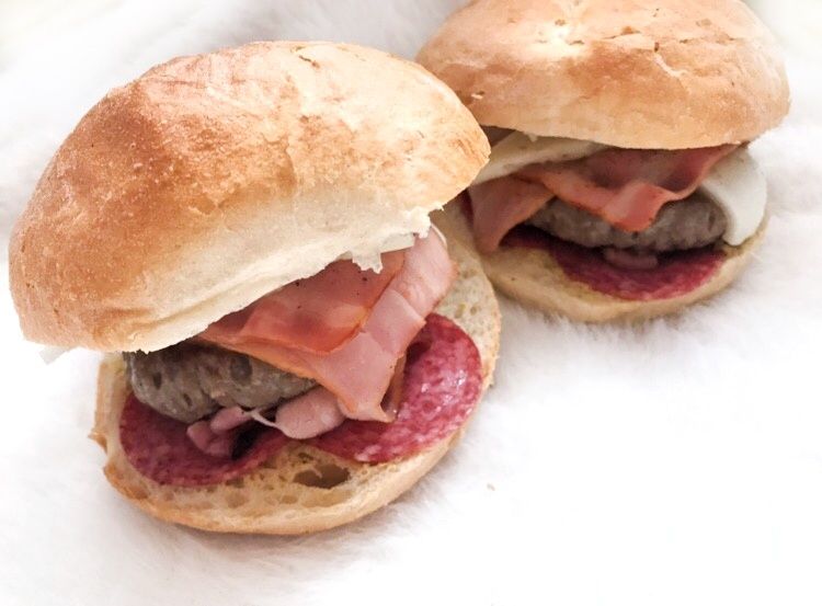 Burger z boczkiem i serem kozim