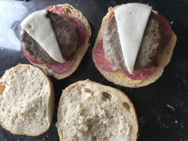Burger z boczkiem i serem kozim