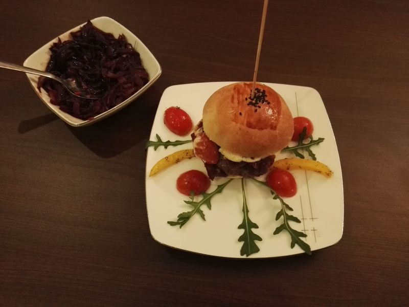 Burger z konfiturą z czerwonej cebuli Burger z konfiturą z czerwonej cebuli