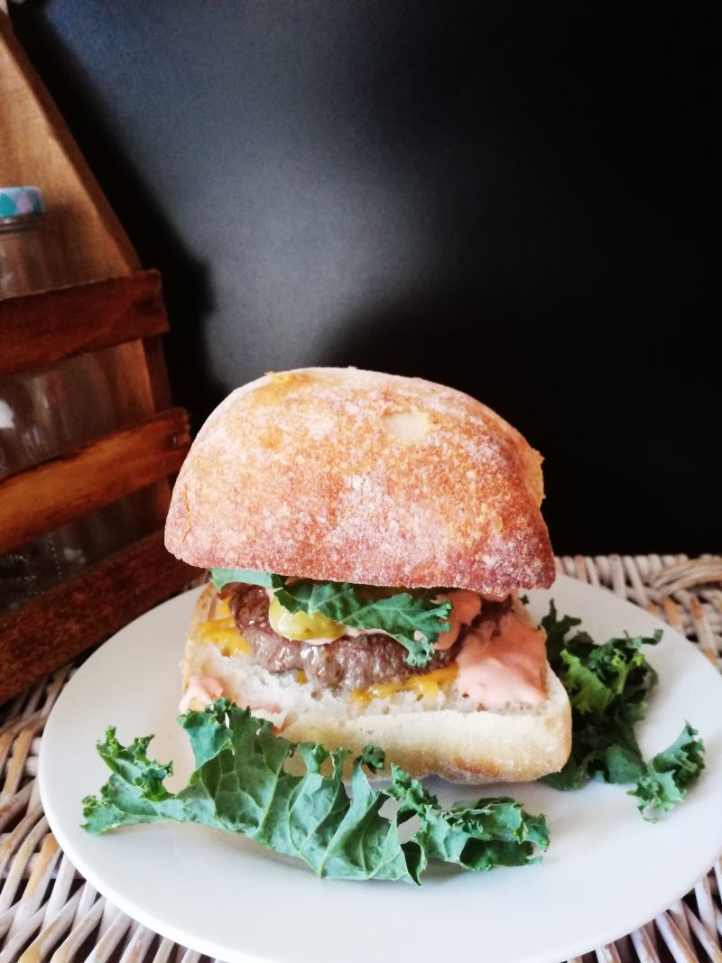 Burger z mięsem wołowym, jarmużem i jalapeno 