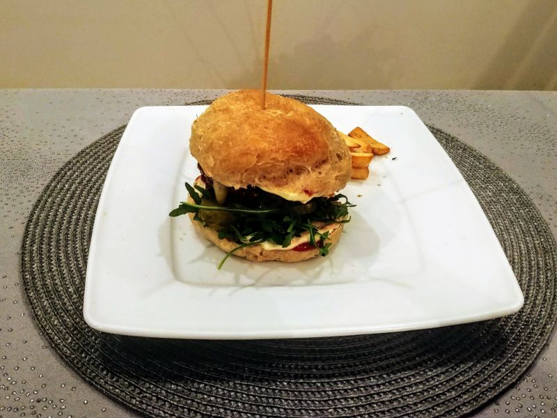 Burger z serkiem pleśniowym i żurawiną