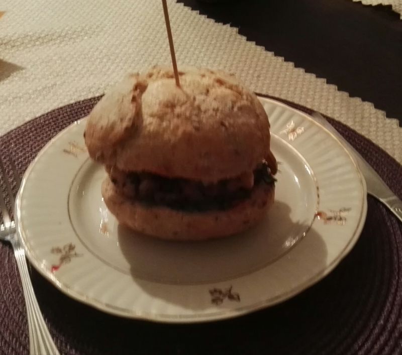 Burger z wołowiny z grillowanymi warzywami Burger z wołowiny z grillowanymi warzywami