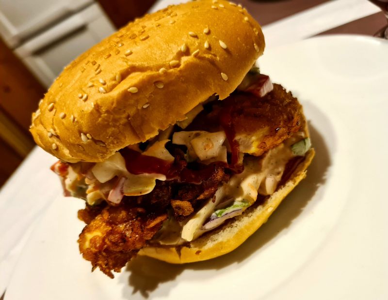 Burger ze świeżą surówką i stripsami drobiowymi