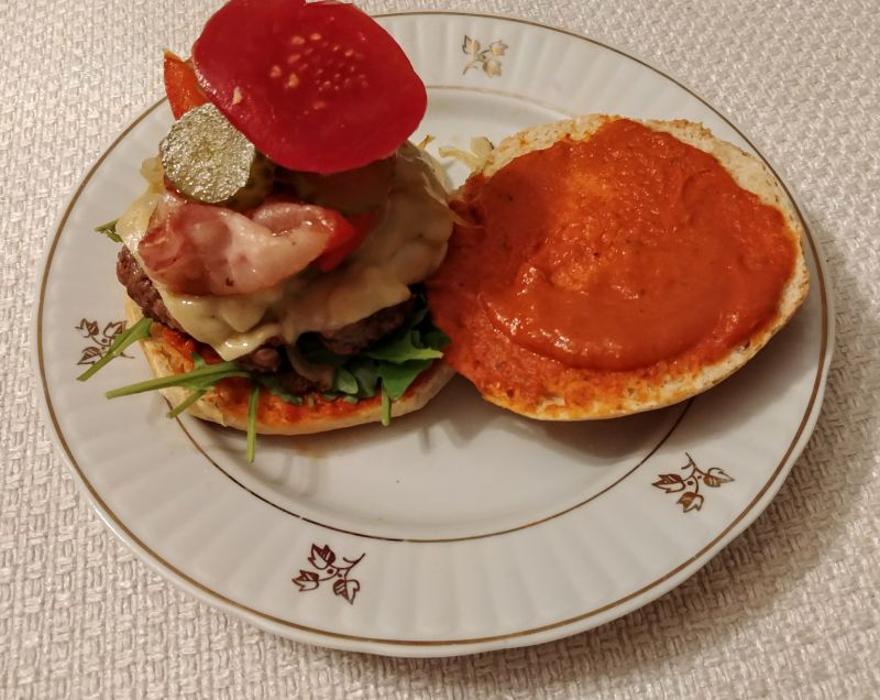 Burgery wołowe z warzywami, boczkiem i serem Burgery wołowe z warzywami, boczkiem i serem