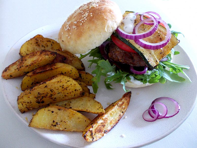 Burgery z burakiem i grillowaną cukinią Burgery z burakiem i grillowaną cukinią