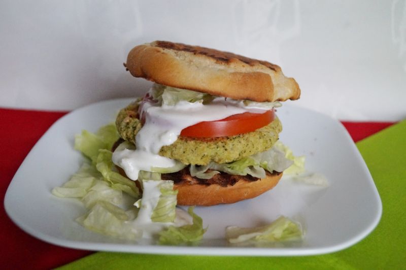 Burgery z ciecierzycy i brokułów