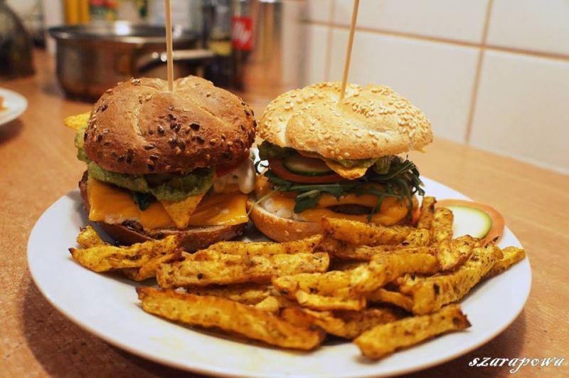 Burgery z guacamole i frytkami selerowymi Burgery z guacamole i frytkami selerowymi