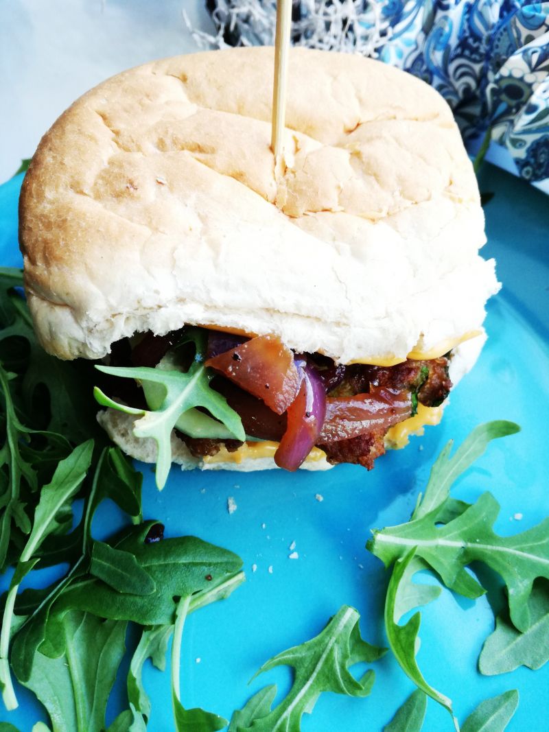 Burgery z kotletami mielonymi i konfiturą Burgery z kotletami mielonymi i konfiturą