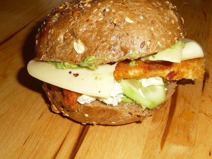 Burgery z kurczakiem i pastą z awokado Burgery z kurczakiem i pastą z awokado