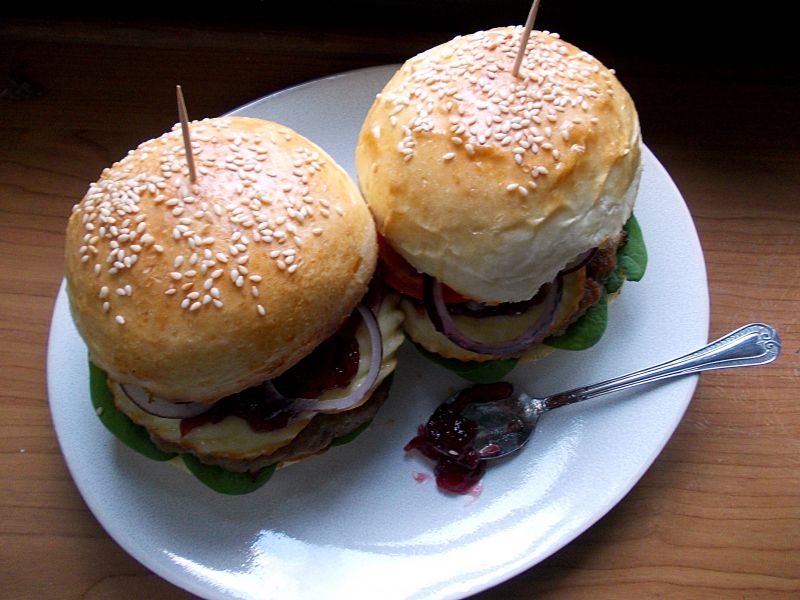 Burgery z oscypkiem i żurawiną