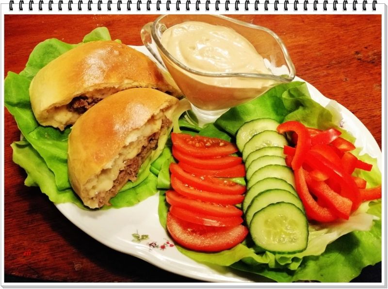 Burgery z serem Eli pieczone w bułkach Burgery z serem Eli pieczone w bułkach