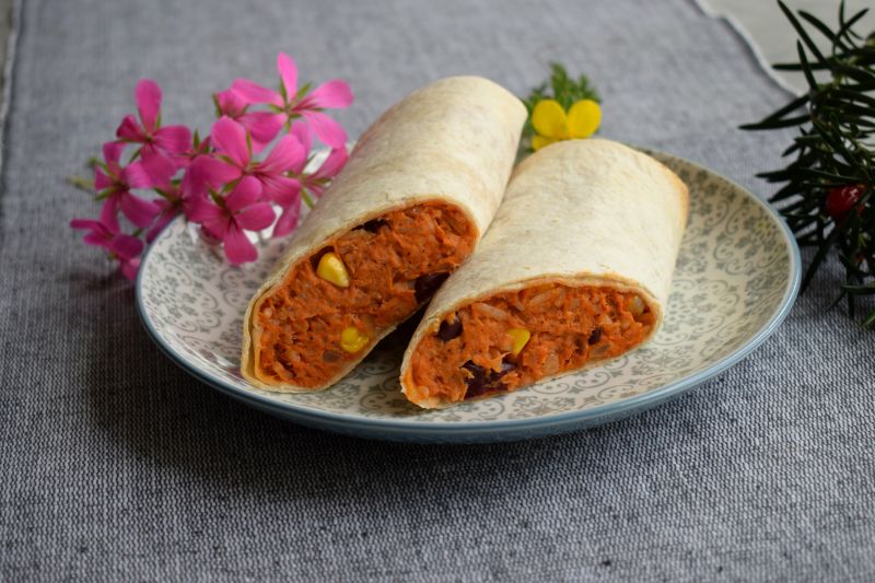 Burito z ryżem i gotowanym kurczakiem  Burito z ryżem i gotowanym kurczakiem