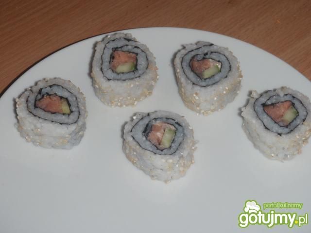 California roll sushi - łosoś i ogórek California roll sushi - łosoś i ogórek