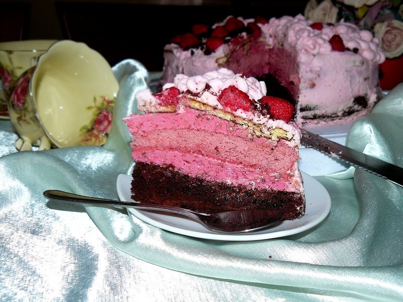 Calineczka-malinowy torcik na czekoladowym spodzie