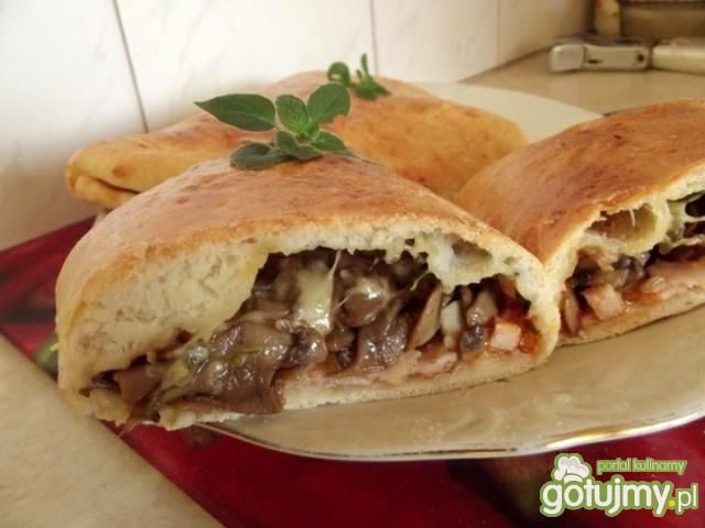 Calzone - włoski pieróg z nadzieniem